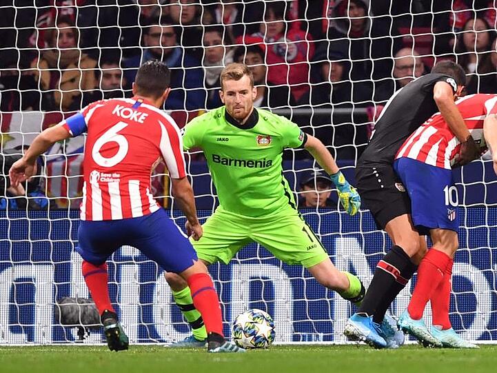 Leverkusen-Keeper Lukas Hradecky wird von Koke (l) geprüft.