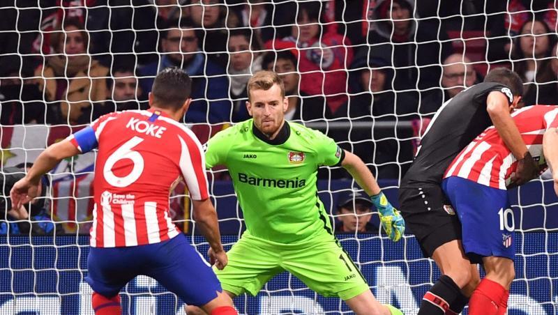Leverkusen-Keeper Lukas Hradecky wird von Koke (l) geprüft. Leverkusen-Keeper Lukas Hradecky wird von Koke (l) geprüft.