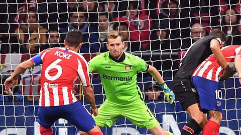 Leverkusen-Keeper Lukas Hradecky wird von Koke (l) geprüft.
