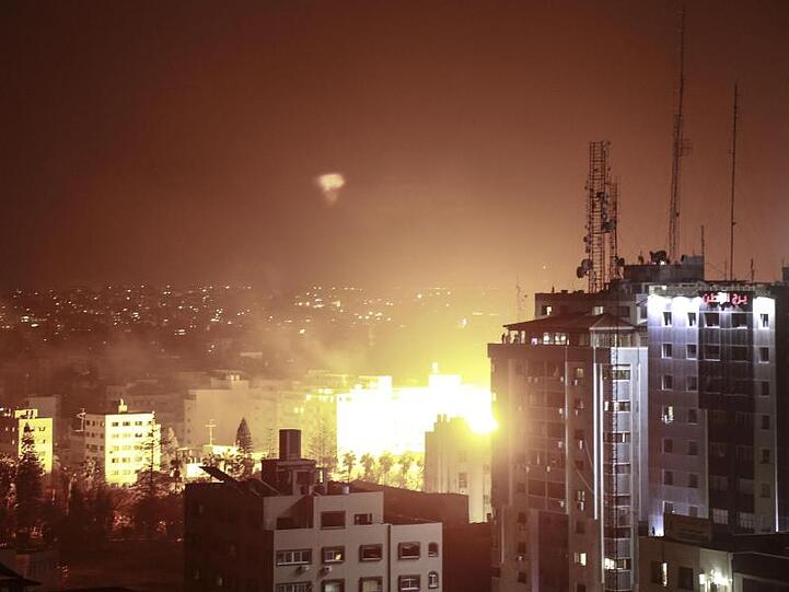 Explosion nach einem Angriff der israelischen Luftwaffe in Gaza.