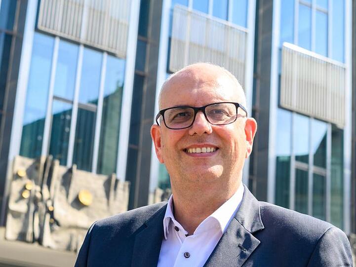 Andreas Bovenschulte (SPD) steht vor der Bremer Bürgerschaft. Der SPD-Landesvorstand will ihn zum Regierungschef machen.