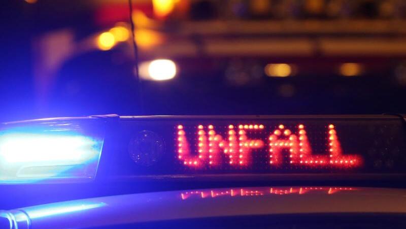 Ein Polizeiwagen steht mit eingeschaltetem Blaulicht an einer Unfallstelle. Foto: picture alliance/Malte Christians/dpa/Symbolbild Ein Polizeiwagen steht mit eingeschaltetem Blaulicht an einer Unfallstelle. Foto: picture alliance/Malte Christians/dpa/Symbolbild