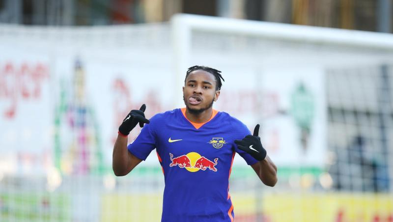Leipzigs Mittelfeldspieler Christopher Nkunku jubelt nach seinem Tor zur 0:1-Auswärtsführung. Leipzigs Mittelfeldspieler Christopher Nkunku jubelt nach seinem Tor zur 0:1-Auswärtsführung.