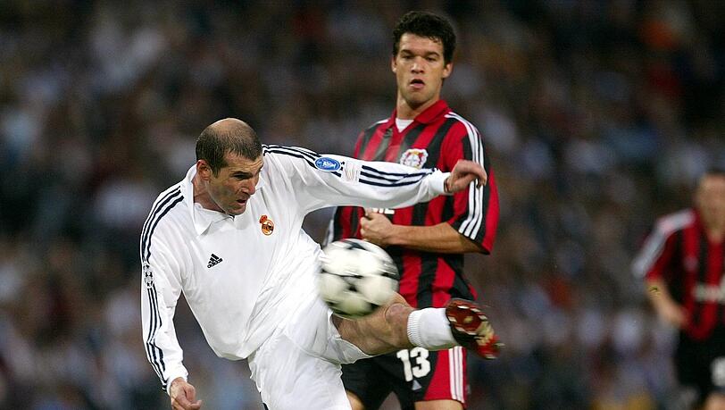 Ein Schuss zur Krönung: Zidanes 2:1 gegen Bayer und Ballack 2002.