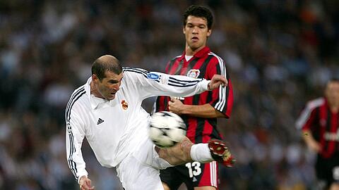 Ein Schuss zur Krönung: Zidanes 2:1 gegen Bayer und Ballack 2002.
