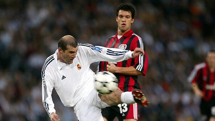 Ein Schuss zur Krönung: Zidanes 2:1 gegen Bayer und Ballack 2002.