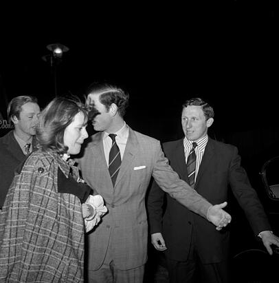 Charles und Camilla beim Verlassen eines Londoner Theaters im Februar 1975 Charles und Camilla beim Verlassen eines Londoner Theaters im Februar 1975