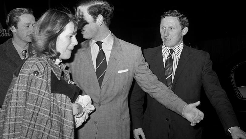Charles und Camilla beim Verlassen eines Londoner Theaters im Februar 1975 Charles und Camilla beim Verlassen eines Londoner Theaters im Februar 1975