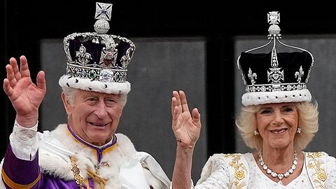 Großbritanniens König Charles III. und Königin Camilla nach der Krönungszeremonie.
