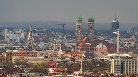 Das Zentrum der Münchner Innenstadt mit den markanten Türmen der Frauenkirche, die lange als Maßstab für neu geplante Hochhäuser galten. (Archivfoto)