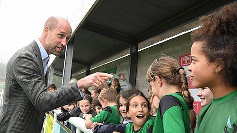 Prinz William mit Jugendspielern des Mousehole AFC.