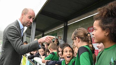 Prinz William mit Jugendspielern des Mousehole AFC.
