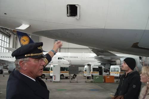 Inspektion des Flugzeugs mit dem Kapitän. Das ist das Kabinenabluftloch.