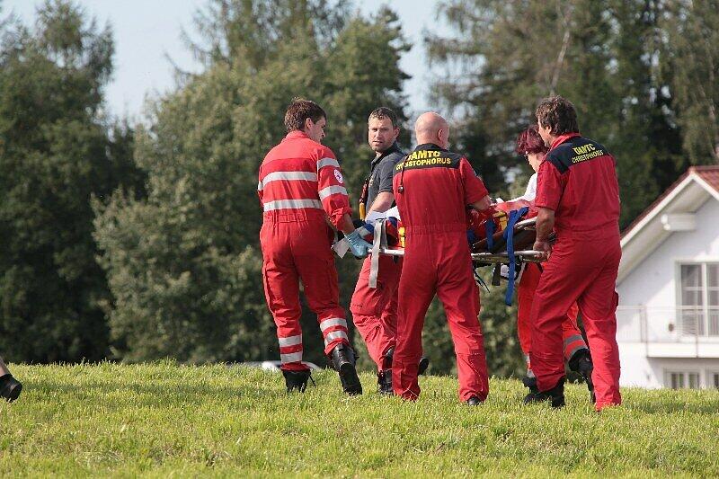 Drei Menschen tot, darunter ein 13-jähriger Junge, ein Kleinkind schwer verletzt: Zwei Autos waren bei einem Überholmanöver am Montagnachmittag frontal miteinander zusammengestoßen, wie die Polizei mitteilte. Die B20 war zunächst komplett gesperrt. Die Bilder vom schrecklichen Unfall.