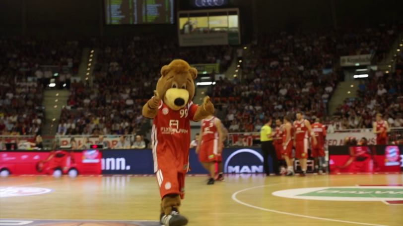 Irre Aktion beim Bayern-Basketball: Im Fanblock tauchen plötzlich große Uli-Hoeneß-Köpfe auf. Die BIlder von der Aktion.