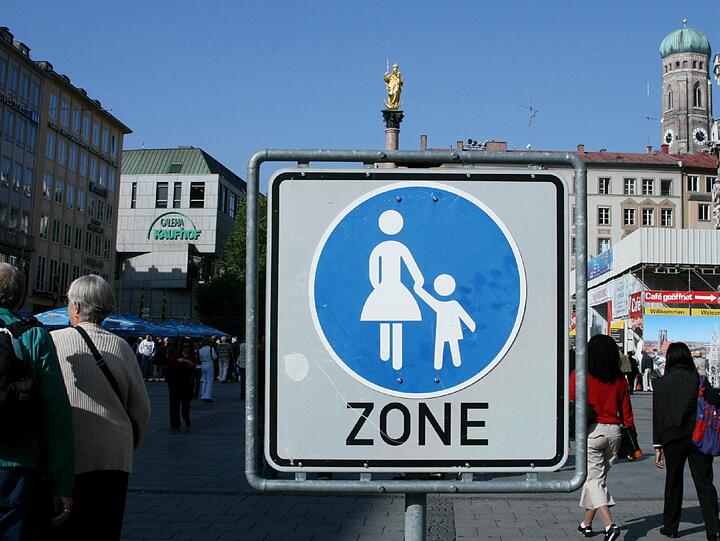 Fußgängerzone? Nachts dürfen künftig auch Radlfahrer über den Marienplatz strampeln.