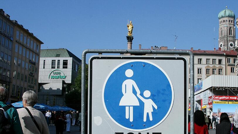 Fußgängerzone? Nachts dürfen künftig auch Radlfahrer über den Marienplatz strampeln. Fußgängerzone? Nachts dürfen künftig auch Radlfahrer über den Marienplatz strampeln.