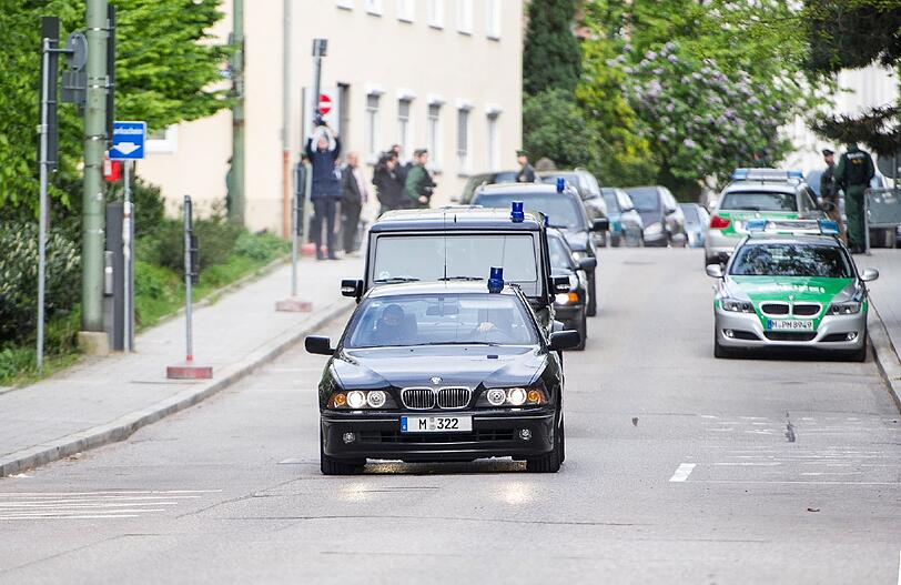 Im Panzerwagen und mit Blaulicht wurde Beate Zschäpe zum Oberlandesgericht gebracht. Die Bilder.