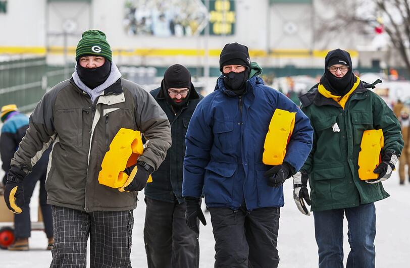 Fans der Green Bay Packers machen sich bereit für den Start der NFL Wild Card Playoffs zwischen den San Francisco 49ers und den Green Bay Packers in Green Bay, Wisconsin.