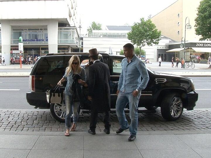 Bar Refaeli bei ihrer Ankunft in Berlin