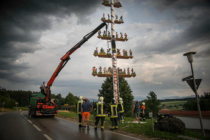 Der Blitz hat den Maibaum völlig zerstört. Die Bilder vom Feuerwehreinsatz in Otting.