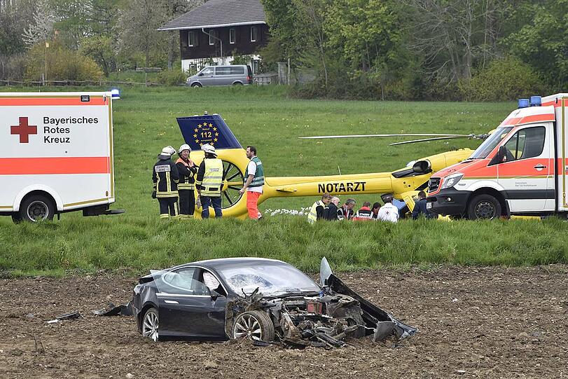 Der 100.000 Euro teure Tesla überschlug sich und blieb auf einem Acker liegen.