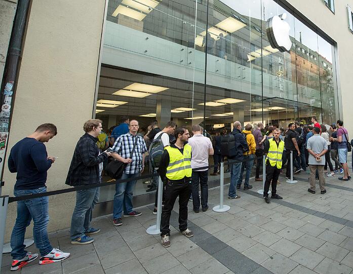iPhone-Jäger aus aller Welt: In München, Hamburg, Hong Kong und Dänemark warten unzählige Menschen voller Euphorie vor dem Apple-Store auf das neue Modell. Alle Bilder zum ersten Verkaufstag sehen Sie hier.