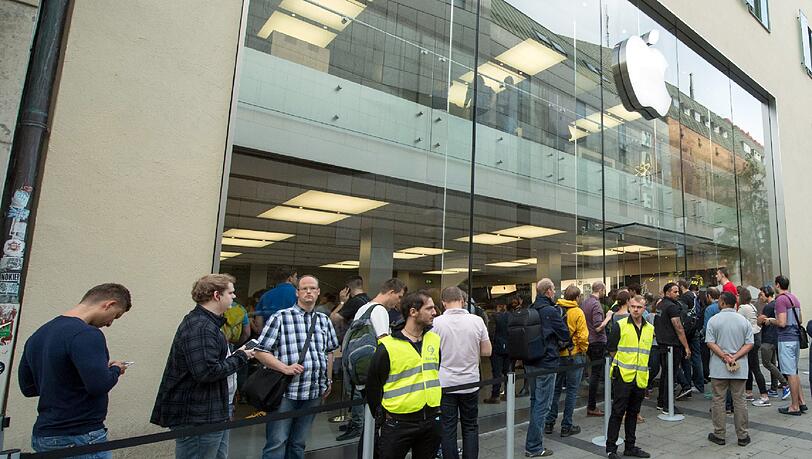 iPhone-Jäger aus aller Welt: In München, Hamburg, Hong Kong und Dänemark warten unzählige Menschen voller Euphorie vor dem Apple-Store auf das neue Modell. Alle Bilder zum ersten Verkaufstag sehen Sie hier. iPhone-Jäger aus aller Welt: In München, Hamburg, Hong Kong und Dänemark warten unzählige Menschen voller Euphorie vor dem Apple-Store auf das neue Modell. Alle Bilder zum ersten Verkaufstag sehen Sie hier.