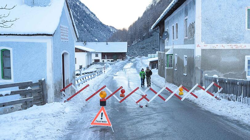 In der Tiroler Gemeinde Vals hat sich am Heiligen Abend ein Felssturz ereignet - die Bilder.