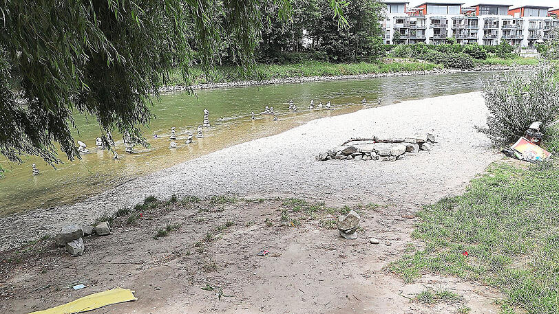 So ruhig wie auf diesem Foto geht es am Isarstrand nicht immer zu, sagen Anwohner am gegenüberliegenenden Flussufer. Davon zeugt auch der zurückgelassene Müll.