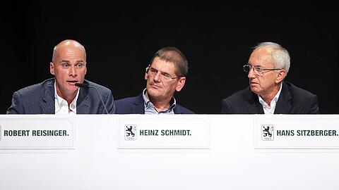 Dreigespann für den TSV 1860: Präsident Robert Reisinger und seine Stellvertreter Heinz Schmidt sowie Hans Sitzberger (v. li.).