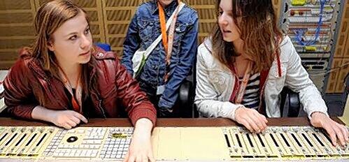 Tontechniker als Traumberuf? Welche Ausbildung zu ihnen passt, finden Schüler - wie hier beim Besuch eines Tonstudios - am ehesten in der Praxis heraus.