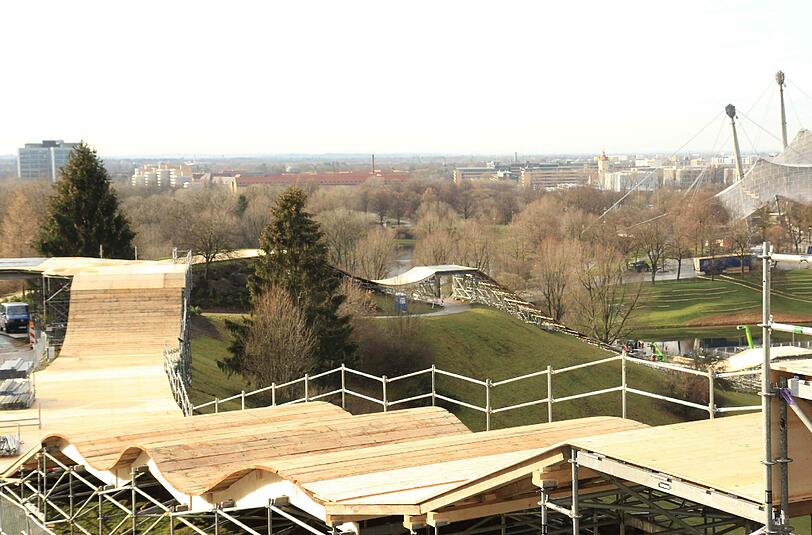 10 000 Schrauben müssen für die Eislauf-Piste verbaut werden.