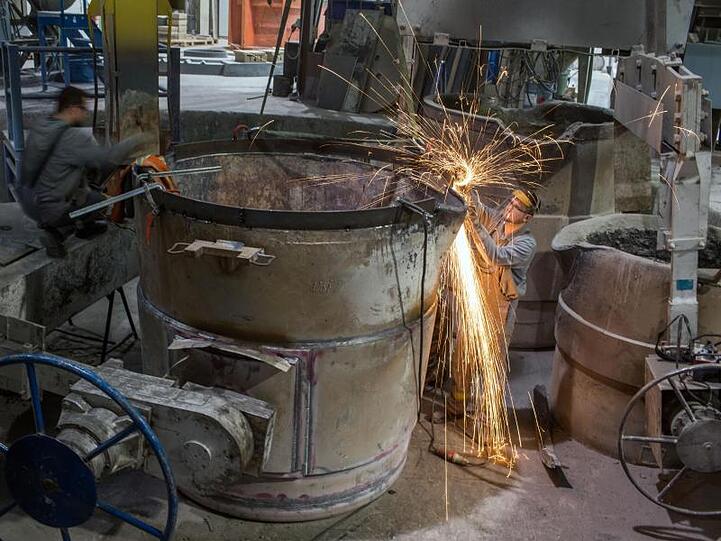 Mitarbeiter in einer Gießerei. Die Bundesregierung arbeitet bei Corona-Hilfen an Nachbesserungen für mittelständische Unternehmen, um eine Pleitewelle zu verhindern.