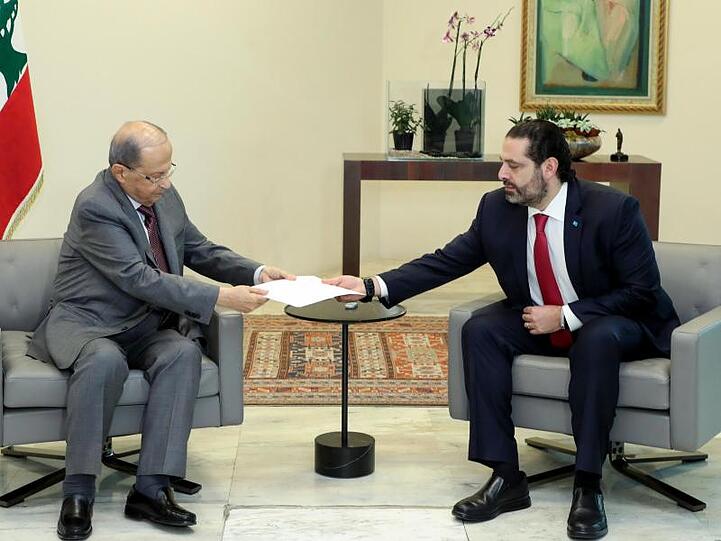Saad Hariri (r.), Ministerpräsident des Libanon, übergibt Präsident Michel Aoun seine Rücktrittserklärung.