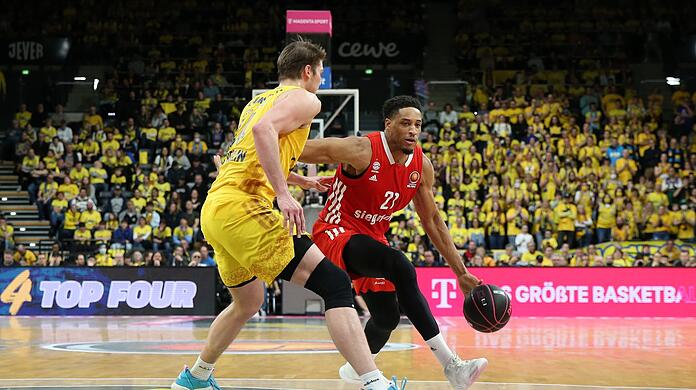 Münchens Augustine Rubit (r.) zieht gegen Albas Ben Lammers zum Korb.