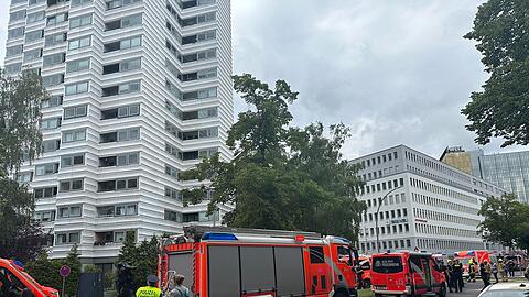 Einsatzkräfte vor dem Hochhaus in Berlin, in dem ein Feuer im zwölften Stock ausgebrochen war.