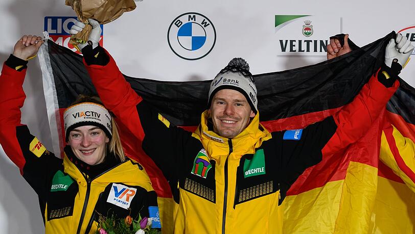 Die Skeletonis Hannah Neise und Christopher Grotheer feiern den WM-Sieg im Mixed.