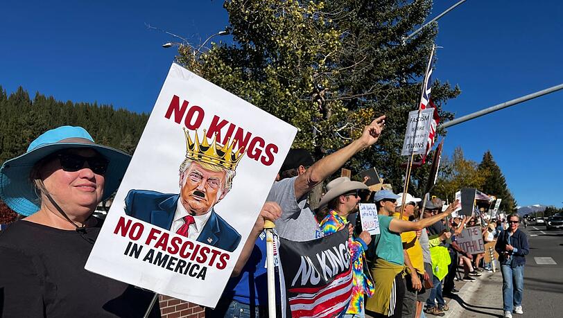 Kritiker werfen US-Präsident Donald Trump vor, zu viel Macht an sich zu reißen.