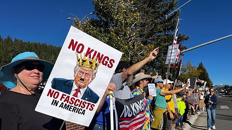 Kritiker werfen US-Präsident Donald Trump vor, zu viel Macht an sich zu reißen.