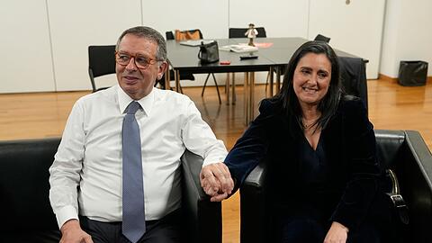 Seguro lie&szlig; sich am Wahlabend neben seiner Frau Mar&iacute;a Margarida Freitas ablichten.