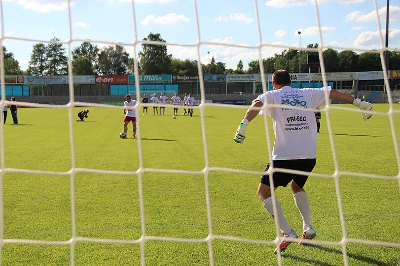 Ausnahmezustand vor Guardiolas erstem Spiel in Weiden: Die AZ war schon da und zeigt in der Bilderstrecke, was die Bayern dort erwartet.