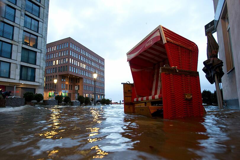 Ein Strandkorb im überschwemmten Hamburger Hafen