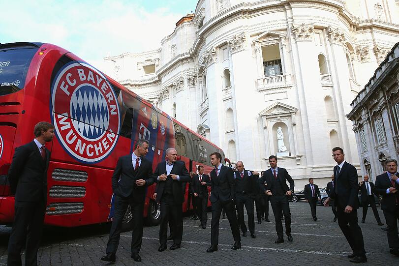 Der Bayern-Bus vor dem Vatikan in Rom.