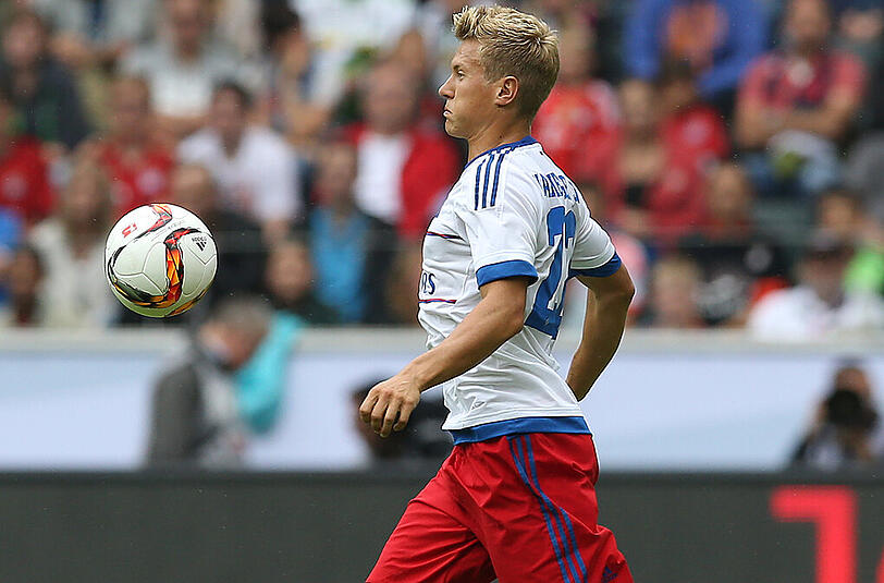Mit breiter Brust geht Matthias Ostrzolek in das Spiel seines Hamburger SV gegen den FC Bayern München.