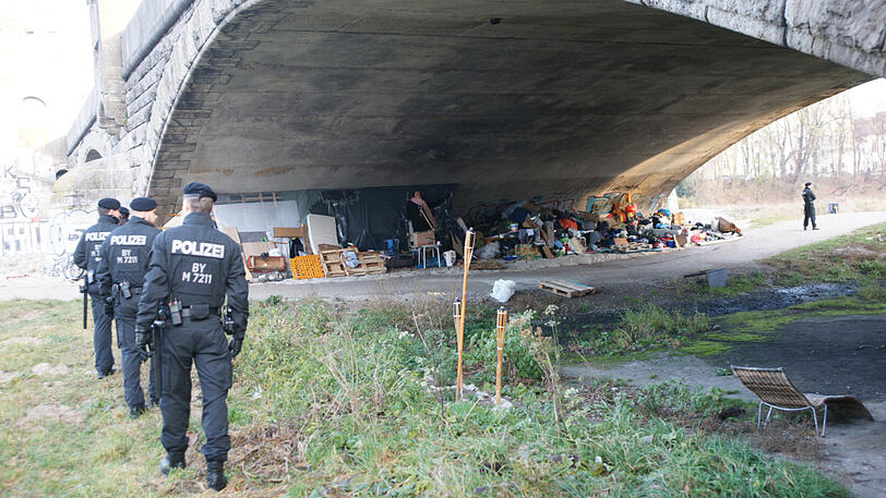 Einsatzkräfte der Polizei an der Wittelsbacher Brücke.