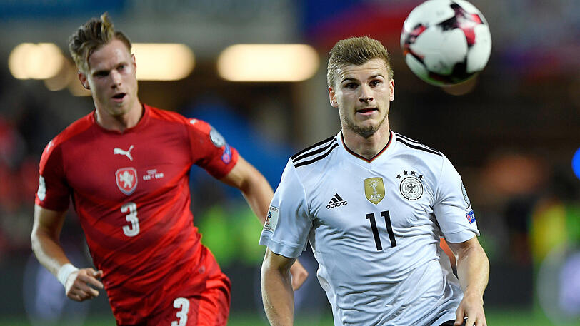 Von eigenen Fans angepöbelt: Timo Werner (re.) im September 2017 im Länderspiel gegen Tschechien.