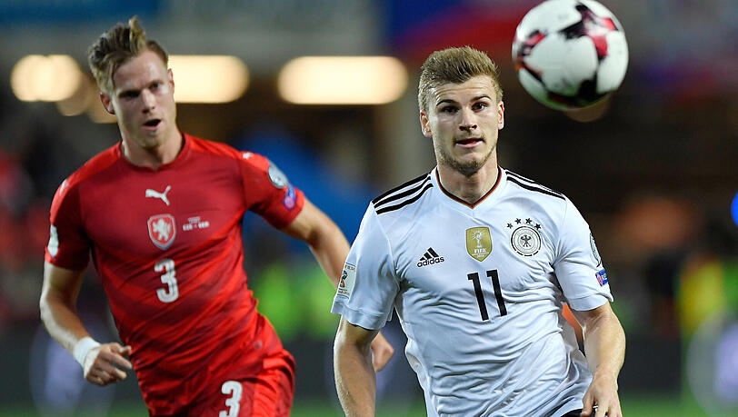 Von eigenen Fans angepöbelt: Timo Werner (re.) im September 2017 im Länderspiel gegen Tschechien. Von eigenen Fans angepöbelt: Timo Werner (re.) im September 2017 im Länderspiel gegen Tschechien.