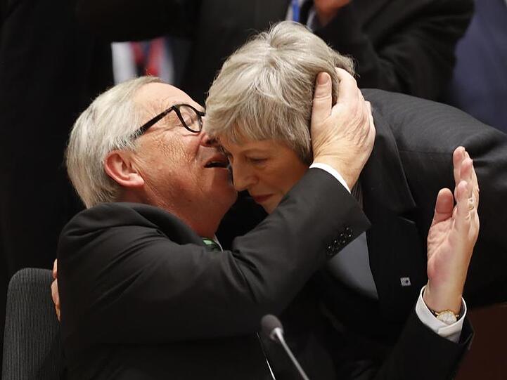 Umarmung ja, nachverhandeln nein: EU-Kommisssionspräsiden Jean-Claude Juncker begrüßt Theresa May beim EU-Gipfel.