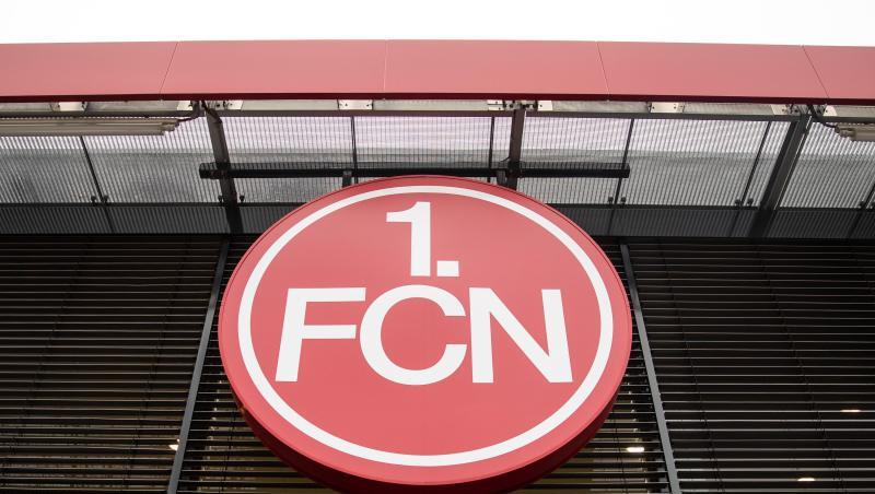 Das Logo des 1. FC Nürnberg hängt über dem Eingang der Geschäftsstelle des Vereins. Foto: Daniel Karmann/Archivbild Das Logo des 1. FC Nürnberg hängt über dem Eingang der Geschäftsstelle des Vereins. Foto: Daniel Karmann/Archivbild